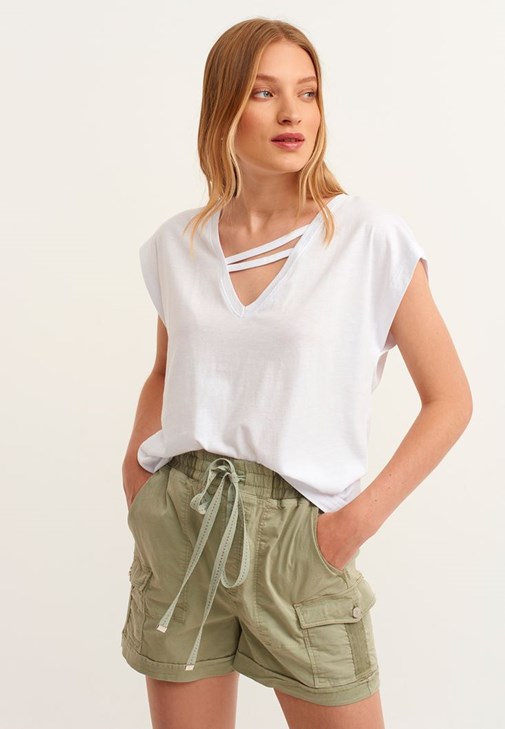 V-Neck Tişört ve Cepli Mini Şort Kombini