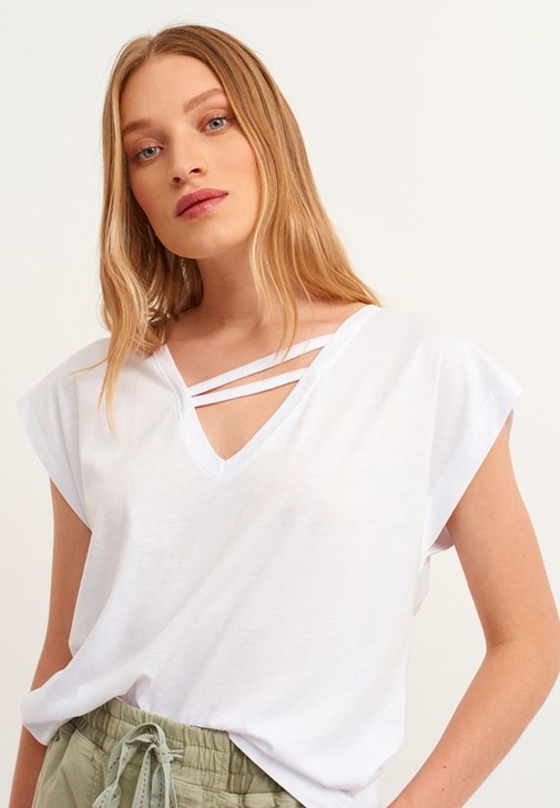 V-Neck Tişört ve Cepli Mini Şort Kombini