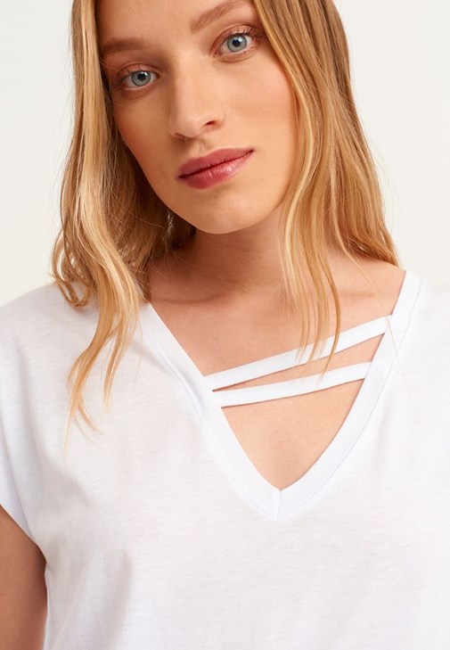 V-Neck Tişört ve Cepli Mini Şort Kombini