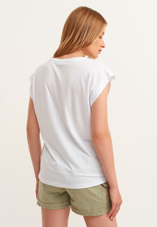 V-Neck Tişört ve Cepli Mini Şort Kombini