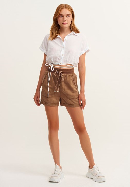 Beli Bağlamalı Crop Gömlek ve Mini Şort Kombini
