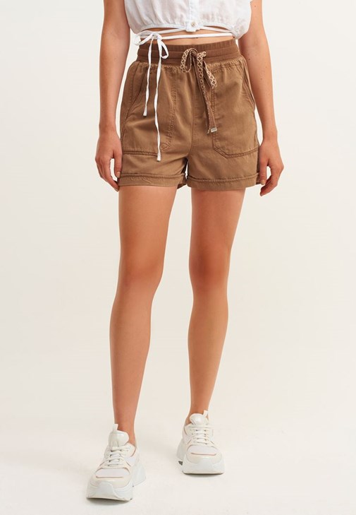 Beli Bağlamalı Crop Gömlek ve Mini Şort Kombini