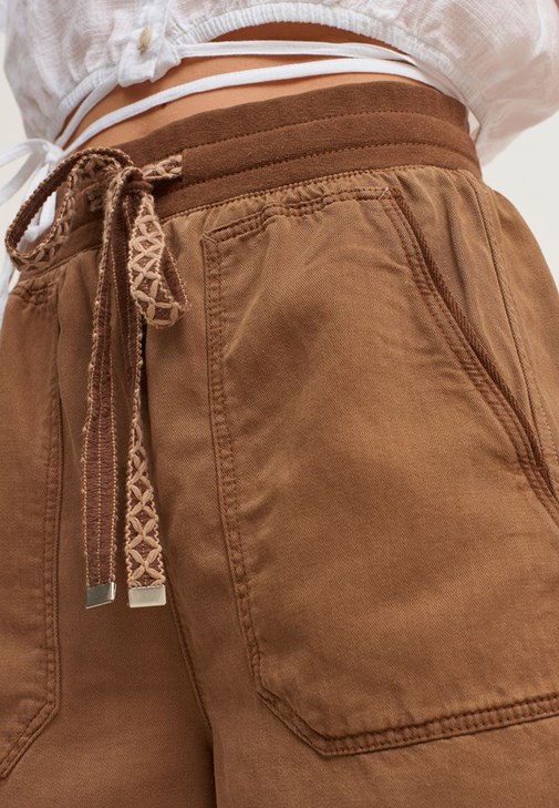 Beli Bağlamalı Crop Gömlek ve Mini Şort Kombini