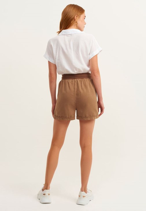 Beli Bağlamalı Crop Gömlek ve Mini Şort Kombini