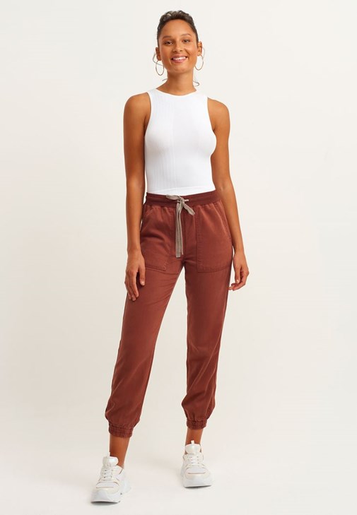 Jogger Pantolon ve Halter Yaka Tank Top Kombini
