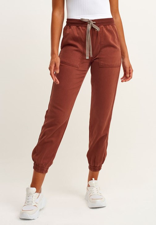 Jogger Pantolon ve Halter Yaka Tank Top Kombini