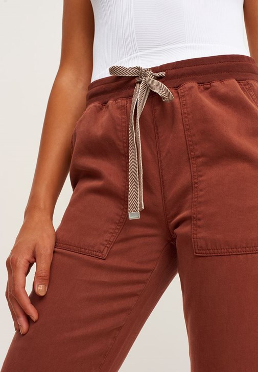 Jogger Pantolon ve Halter Yaka Tank Top Kombini