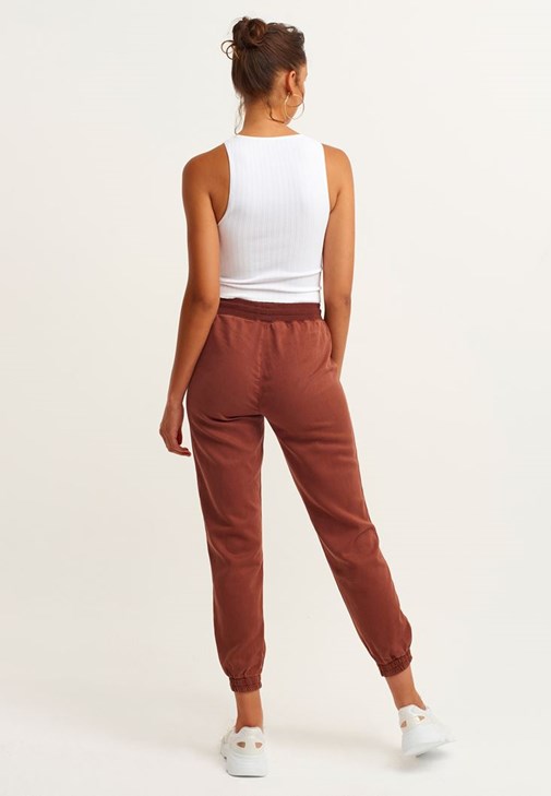 Jogger Pantolon ve Halter Yaka Tank Top Kombini