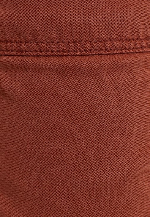 Jogger Pantolon ve Halter Yaka Tank Top Kombini