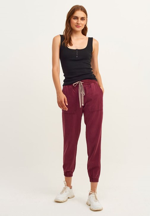 Jogger Pantolon ve Pamuklu Atlet Kombini