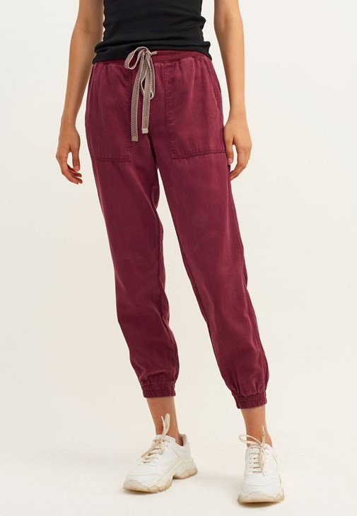 Jogger Pantolon ve Pamuklu Atlet Kombini