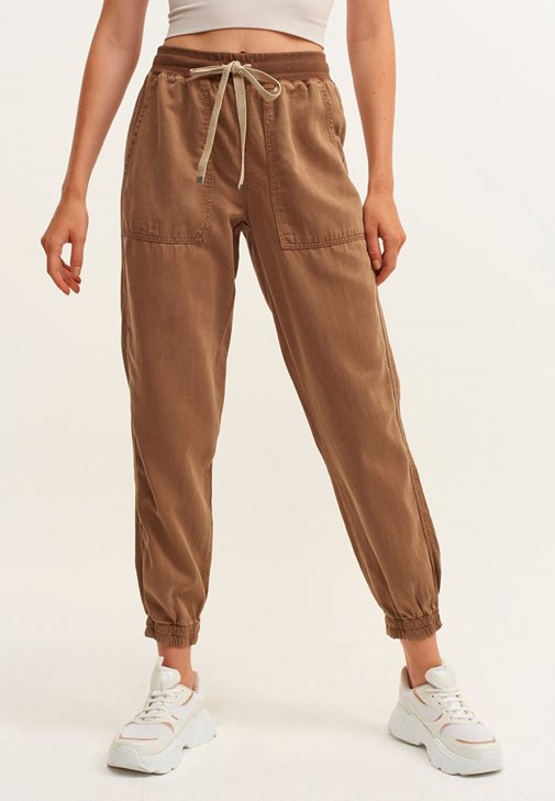  Yumuşak Dokulu Jogger Pantolon ve Crop Top Kombini  