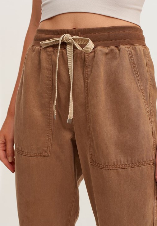  Yumuşak Dokulu Jogger Pantolon ve Crop Top Kombini  