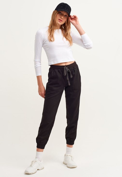  Jogger Pantolon ve Crop Top Kombini