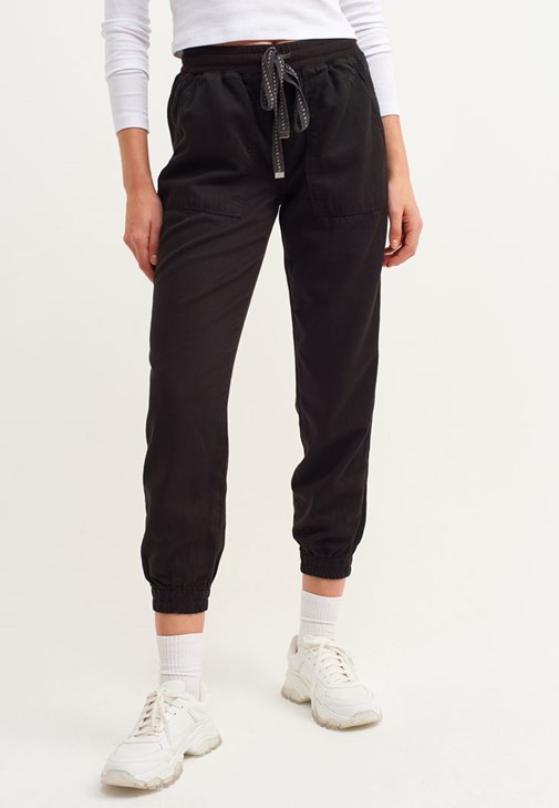  Jogger Pantolon ve Crop Top Kombini