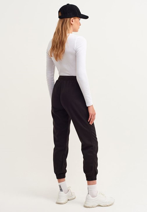  Jogger Pantolon ve Crop Top Kombini