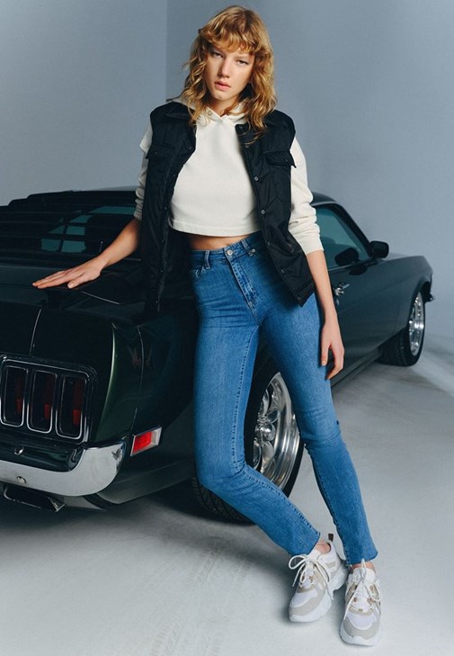  Fırfır Detaylı Kazak ve Slim-Fit Denim Pantolon Kombini