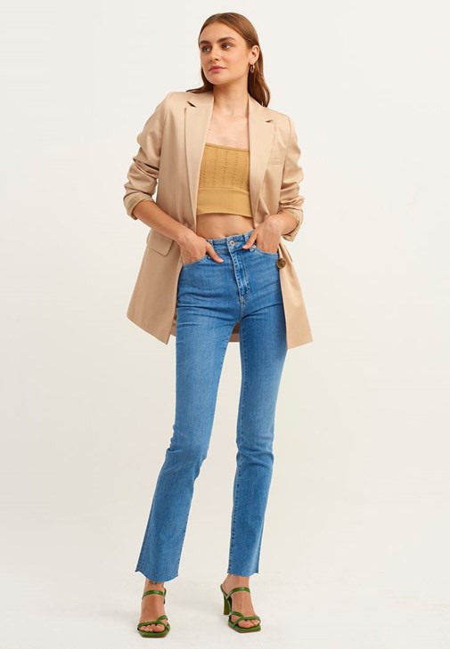  Fırfır Detaylı Kazak ve Slim-Fit Denim Pantolon Kombini