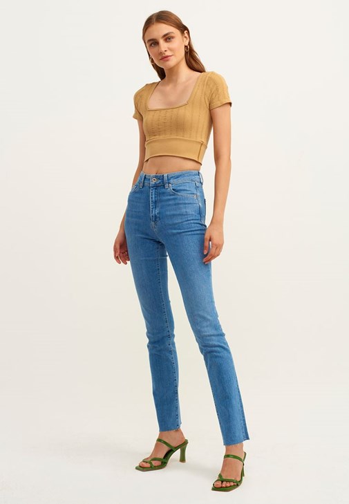  Fırfır Detaylı Kazak ve Slim-Fit Denim Pantolon Kombini