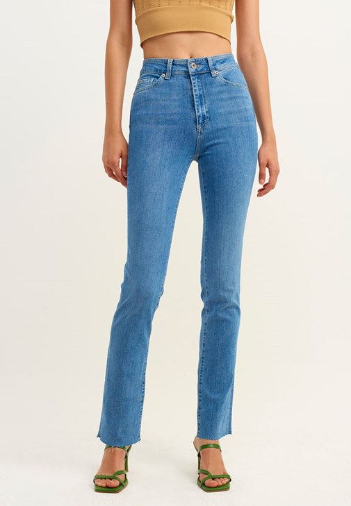  Fırfır Detaylı Kazak ve Slim-Fit Denim Pantolon Kombini