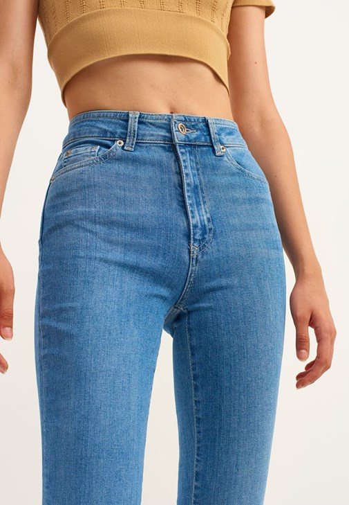  Fırfır Detaylı Kazak ve Slim-Fit Denim Pantolon Kombini