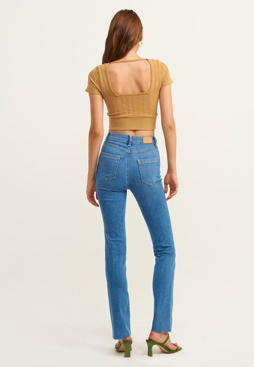  Fırfır Detaylı Kazak ve Slim-Fit Denim Pantolon Kombini