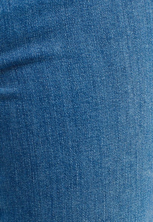  Fırfır Detaylı Kazak ve Slim-Fit Denim Pantolon Kombini
