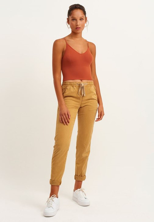 Dikişsiz Crop Top ve Carrot-Fit Pantolon Kombini
