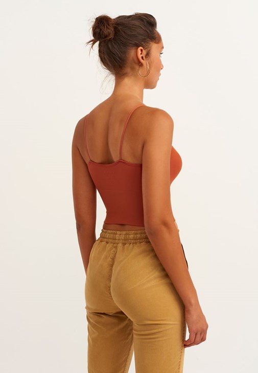 Dikişsiz Crop Top ve Carrot-Fit Pantolon Kombini
