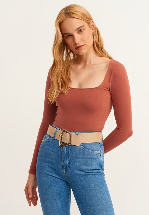 Kare Yaka Tişört ve Denim Pantolon Kombini
