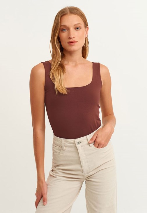 Kare Yaka Atlet ve Wide-Leg Kadife Pantolon Kombini