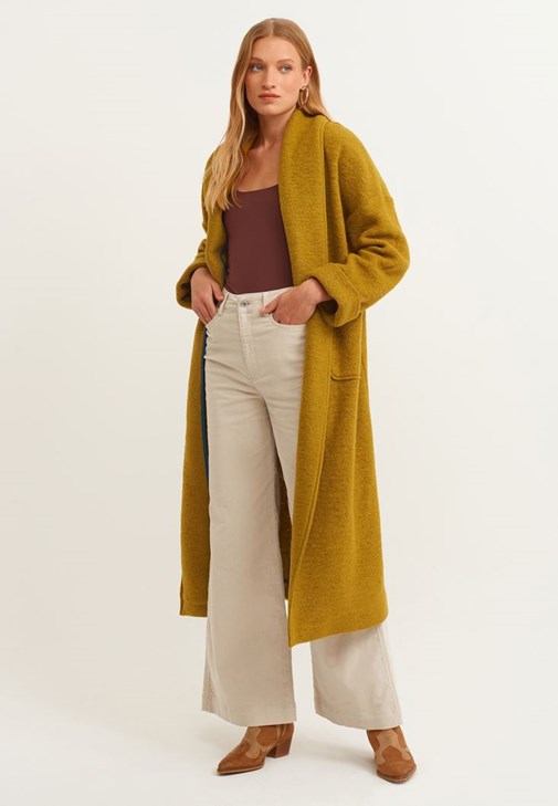 Kare Yaka Atlet ve Wide-Leg Kadife Pantolon Kombini