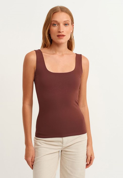 Kare Yaka Atlet ve Wide-Leg Kadife Pantolon Kombini