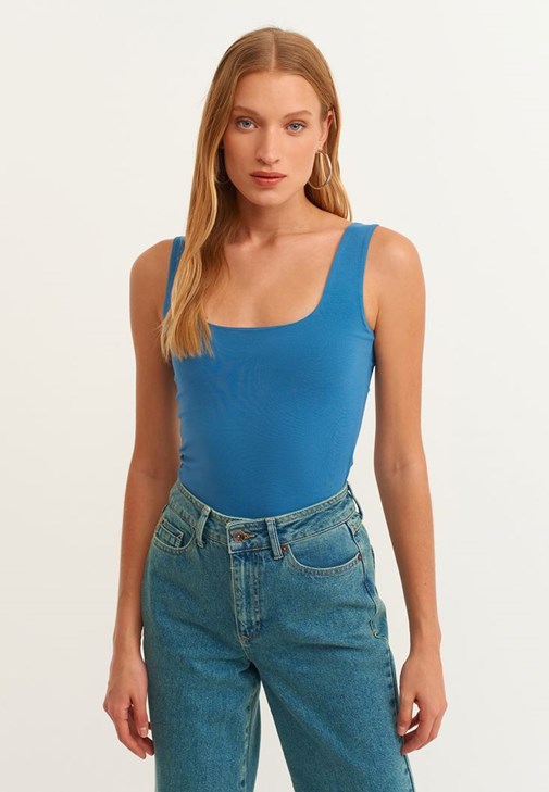 Kare Yaka Atlet ve Straight-Fit Pantolon Kombini