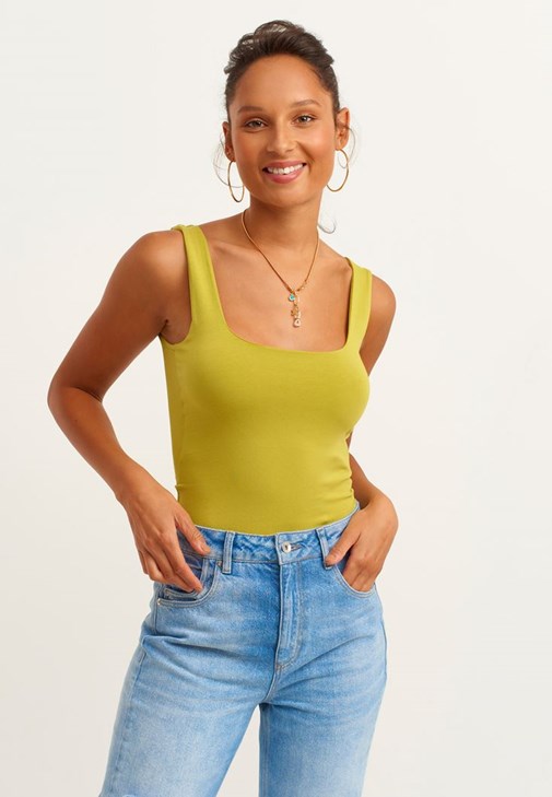  Kare Yaka Atlet ve Denim Pantolon Kombini