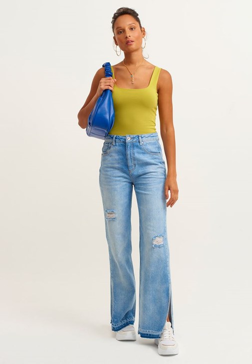  Kare Yaka Atlet ve Denim Pantolon Kombini