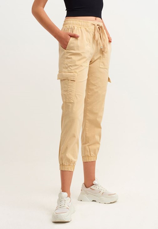Kargo Jogger Pantolon ve Jakarlı Dikişsiz Atlet Kombini
