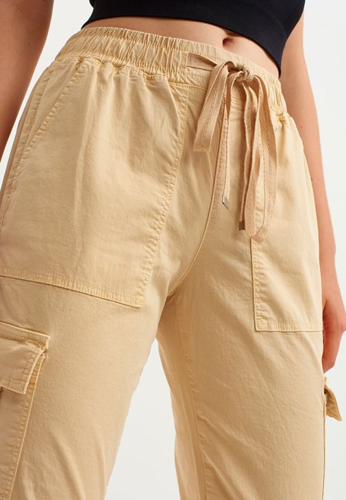 Kargo Jogger Pantolon ve Jakarlı Dikişsiz Atlet Kombini
