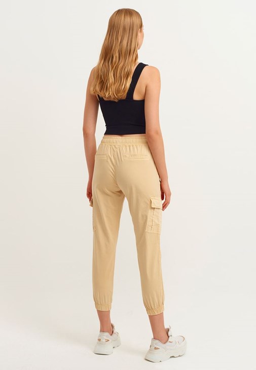 Kargo Jogger Pantolon ve Jakarlı Dikişsiz Atlet Kombini