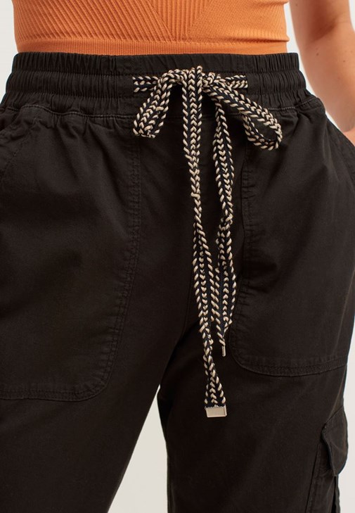 Pamuklu Baskılı Tişört ve Jogger Pantolon Kombini