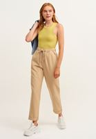 Carrot-Fit Pantolon ve Halter-Neck Tank Top Kombini