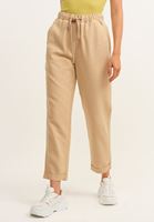 Carrot-Fit Pantolon ve Halter-Neck Tank Top Kombini