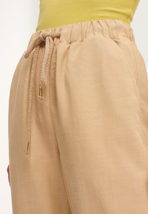 Carrot-Fit Pantolon ve Halter-Neck Tank Top Kombini