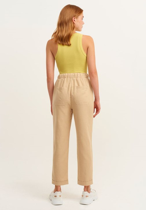 Carrot-Fit Pantolon ve Halter-Neck Tank Top Kombini