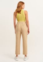 Carrot-Fit Pantolon ve Halter-Neck Tank Top Kombini