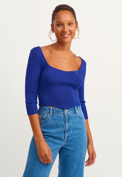 Örgü Detaylı Crop Triko ve Denim Pantolon Kombini