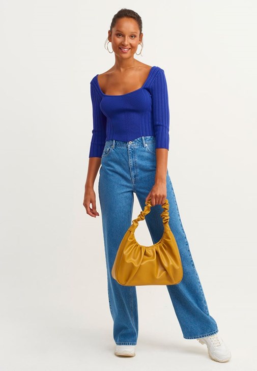 Örgü Detaylı Crop Triko ve Denim Pantolon Kombini