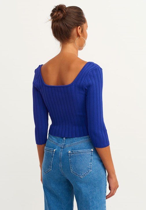 Örgü Detaylı Crop Triko ve Denim Pantolon Kombini