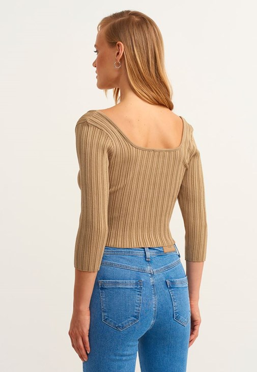 Örgü Detaylı Crop Triko ve Straight-Fit Denim Pantolon Kombini
