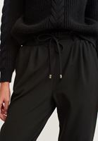 Bayan Siyah Pileli Carrot-Fit Pantolon